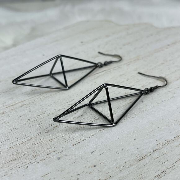 Dark Silver Gunmetal Geometric Earrings Pyramid Diamond Tetrahedron Shape NWOT - Picture 2 of 16